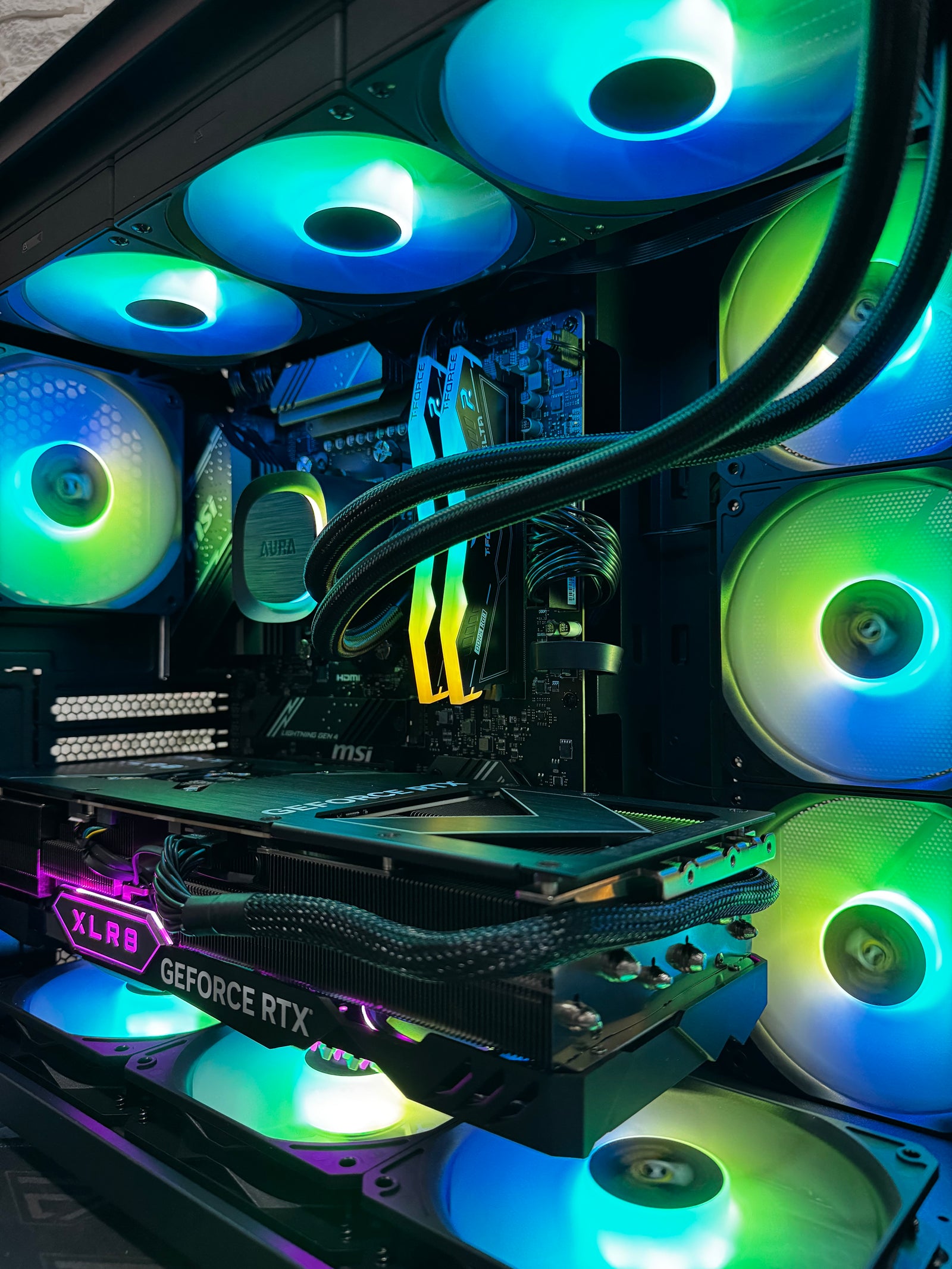RIG APEX V8 / Ryzen 7 / 32GB / RTX 5090 / 2TB